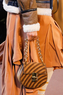 Details Chloé Fall 2018 Ready-to-Wear , Детали коллекции Хлоя осень зима 2018 , Fashion show , неделя моды в Париже , PFW , Paris Fashion Week , Mainstyles